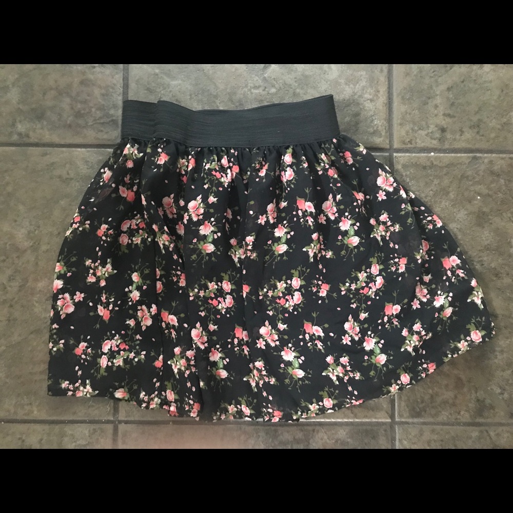 Juniors Rue 21 black floral skirt - size small